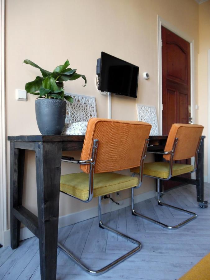 Hus Bed & Breakfast ลีวาร์เดิน ภายนอก รูปภาพ