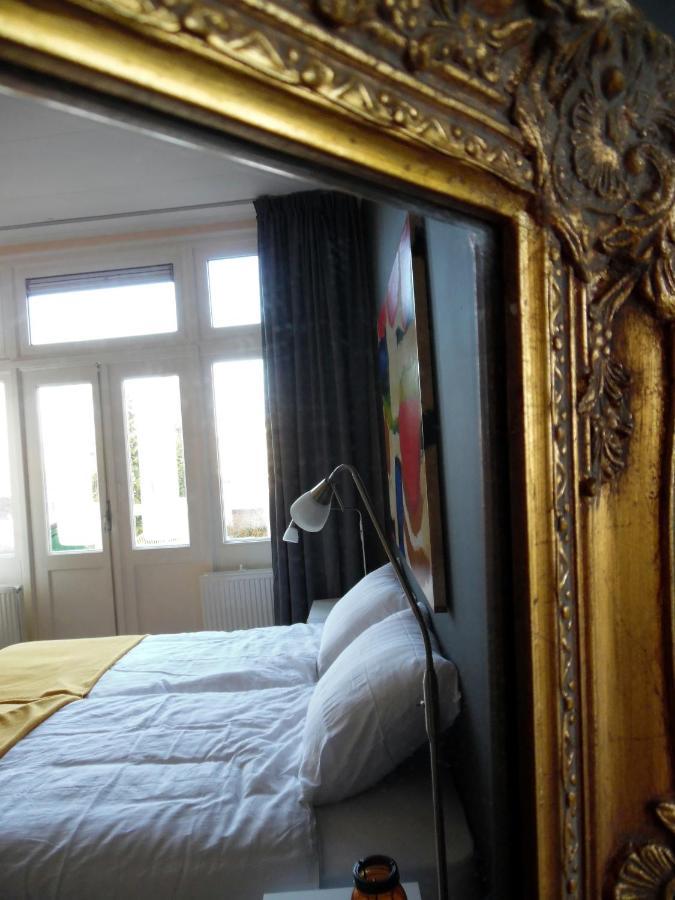 Hus Bed & Breakfast ลีวาร์เดิน ภายนอก รูปภาพ